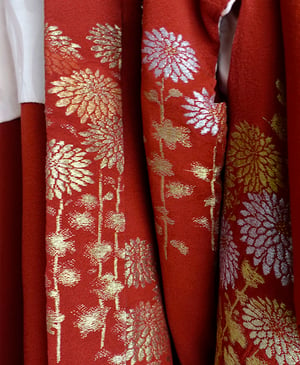 Image of Kort kimono - rød med sølv/guld krysantemum