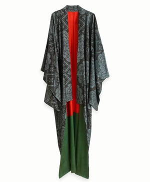 Image of Lang silke kimono med sort bund og gråblå kamelia