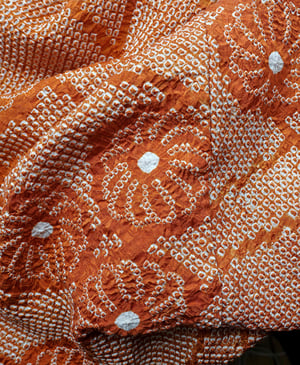 Image of Kort silke kimono - rustrød med blomster-formationer