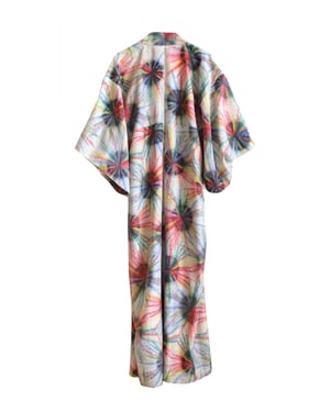 Image of Multifarvet silke kimono m tegnede struktur sole