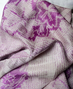 Image of Lillapink silkekimono med priksmønster