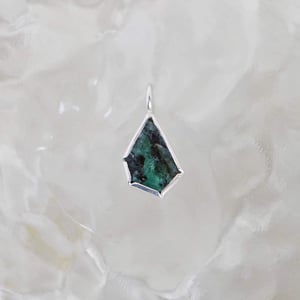 Image of Colombia Emerald faceted cut silver neckace no.2