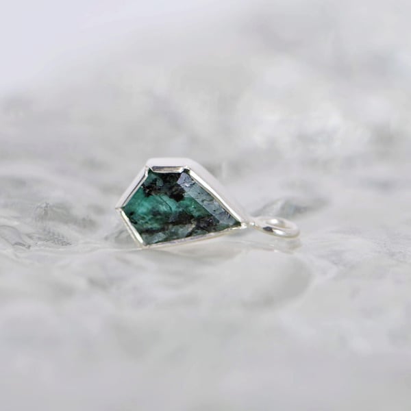 Image of Colombia Emerald faceted cut silver neckace no.2
