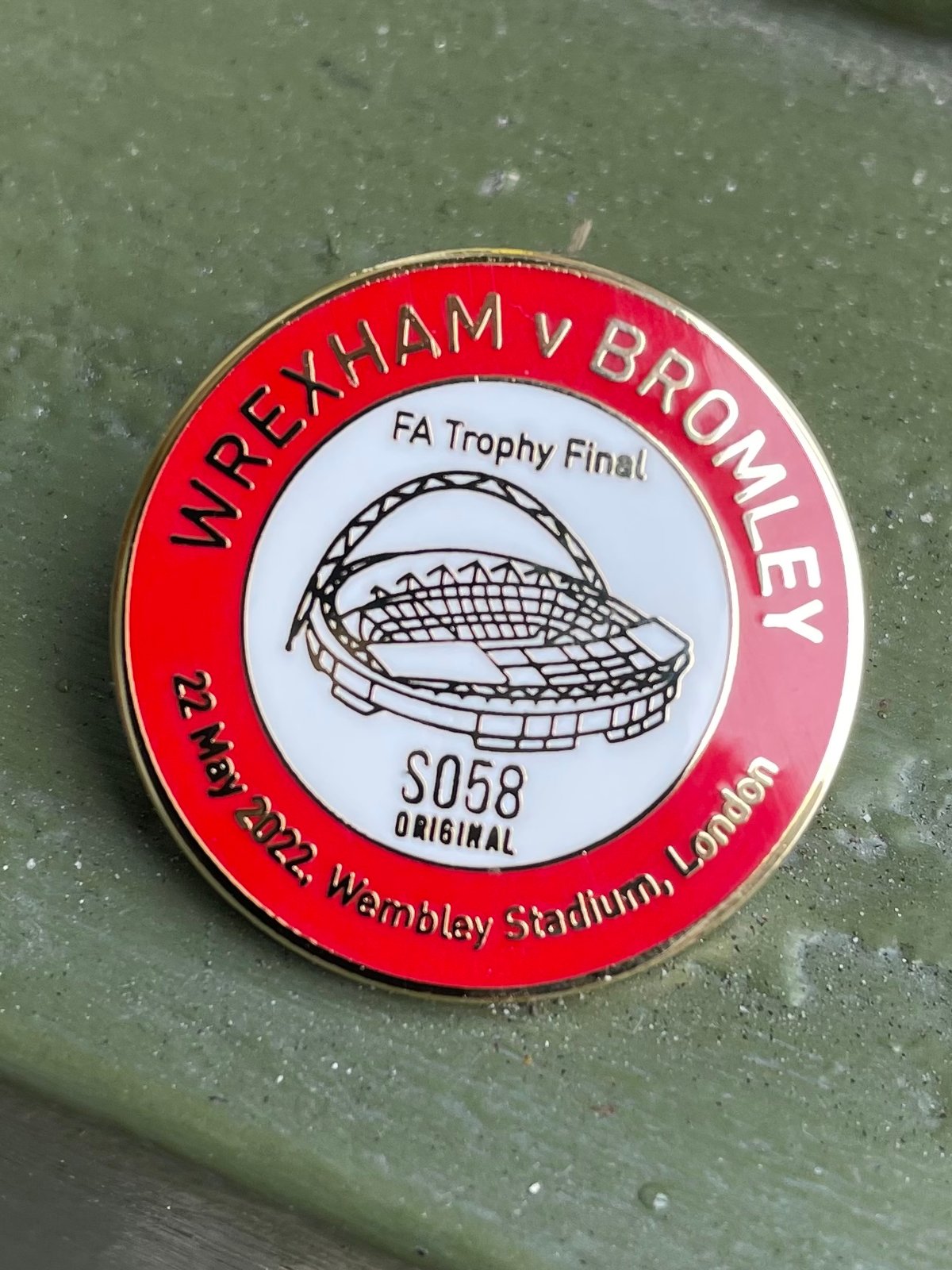 wrexham-v-bromley-wembley-pin-badge-spirit-of-58