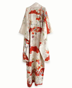 Image of Offwhite silkekimono med blomster og skyer