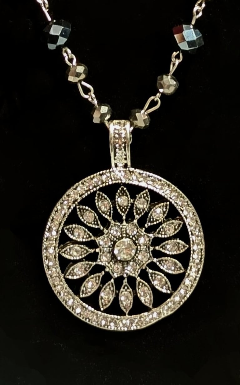 Retro Deco Daisy Pendant Image 2