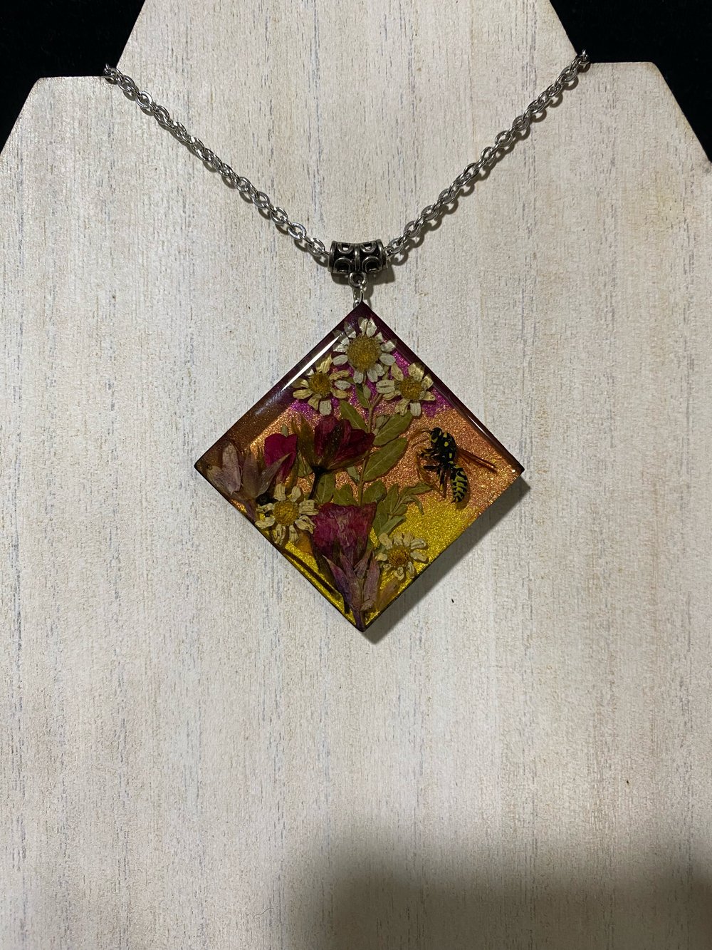 Wasp floral scene pendant 