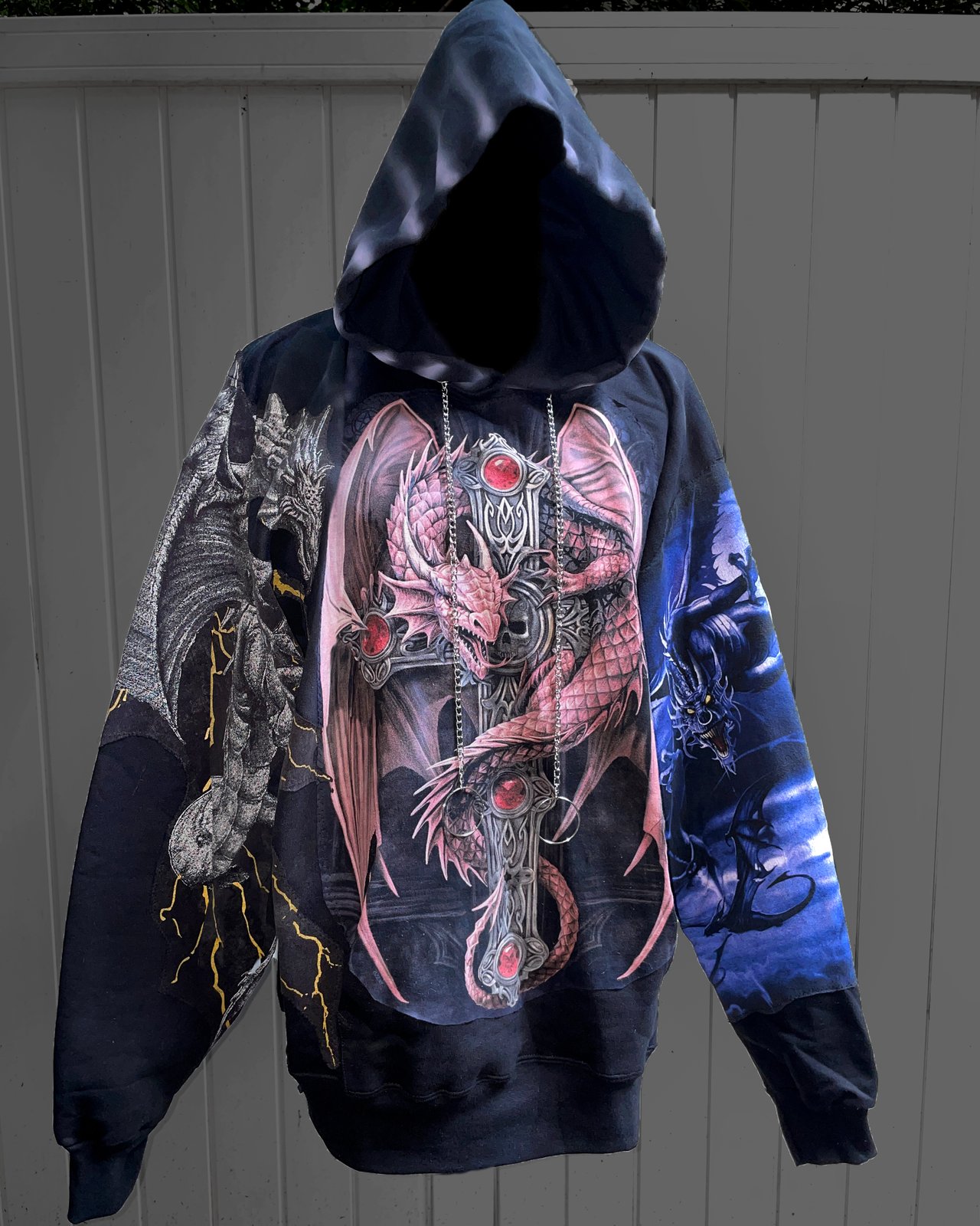 服/ファッション PS:Mythical Dragon Clutching Celtic Moon Celtic Dragon and Moon Hoodie: Unleash Your Inner Mythical Beast