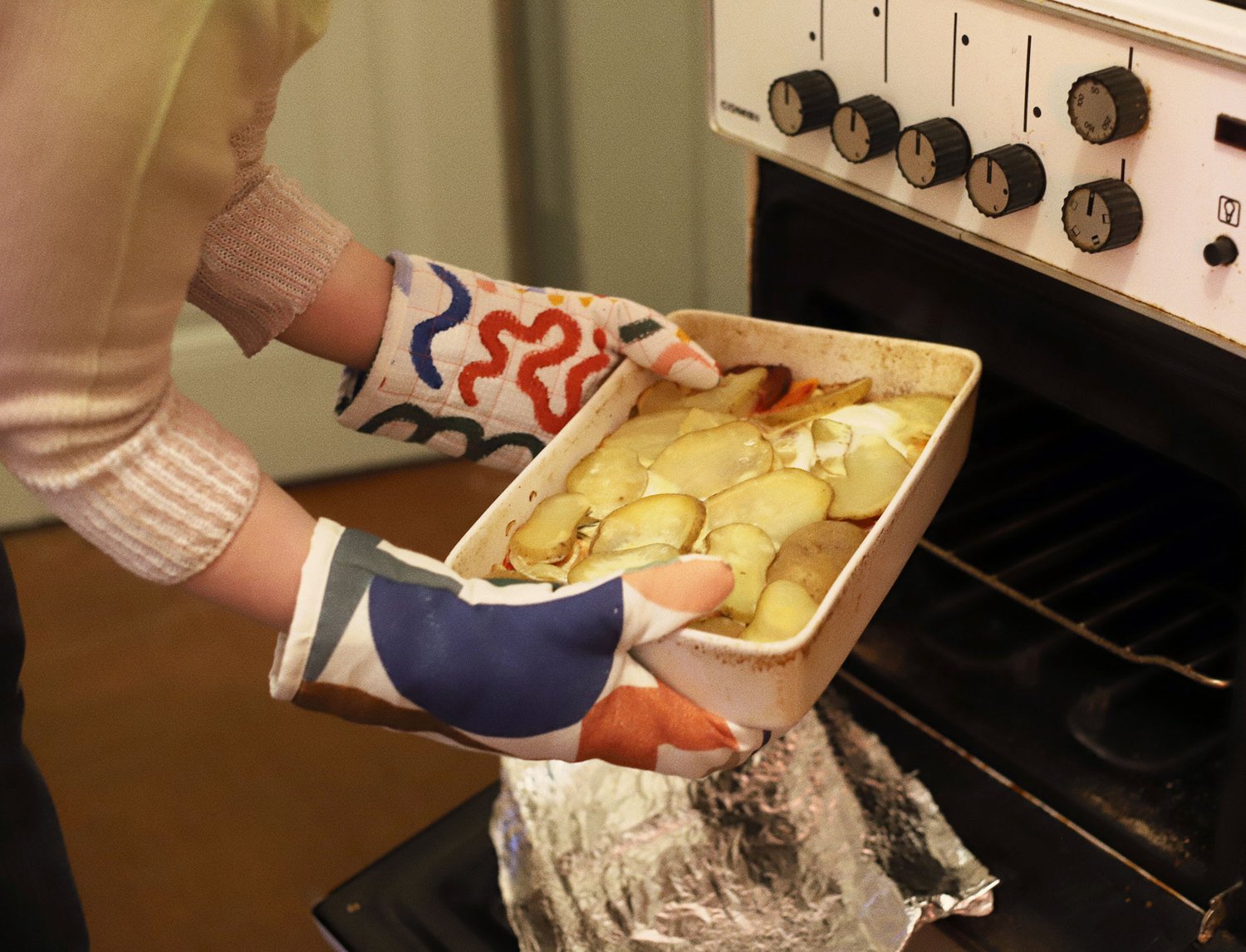 Image of PAINTED COOKING GLOVE