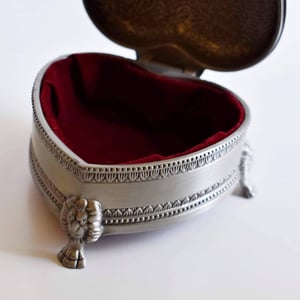 Image of 1980s vintage silver alloy heart shaped jewelry box x flocking red velvet