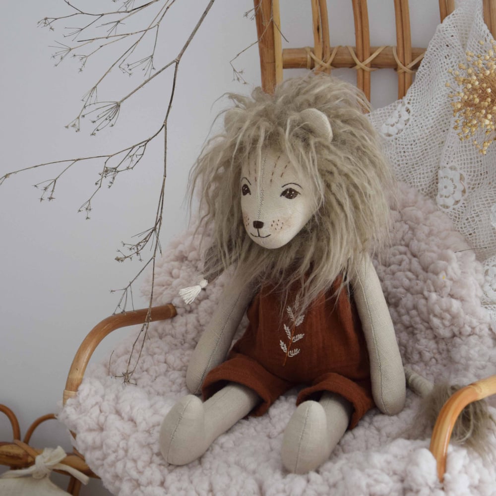 Image of Lion Phylémon sable feuillage