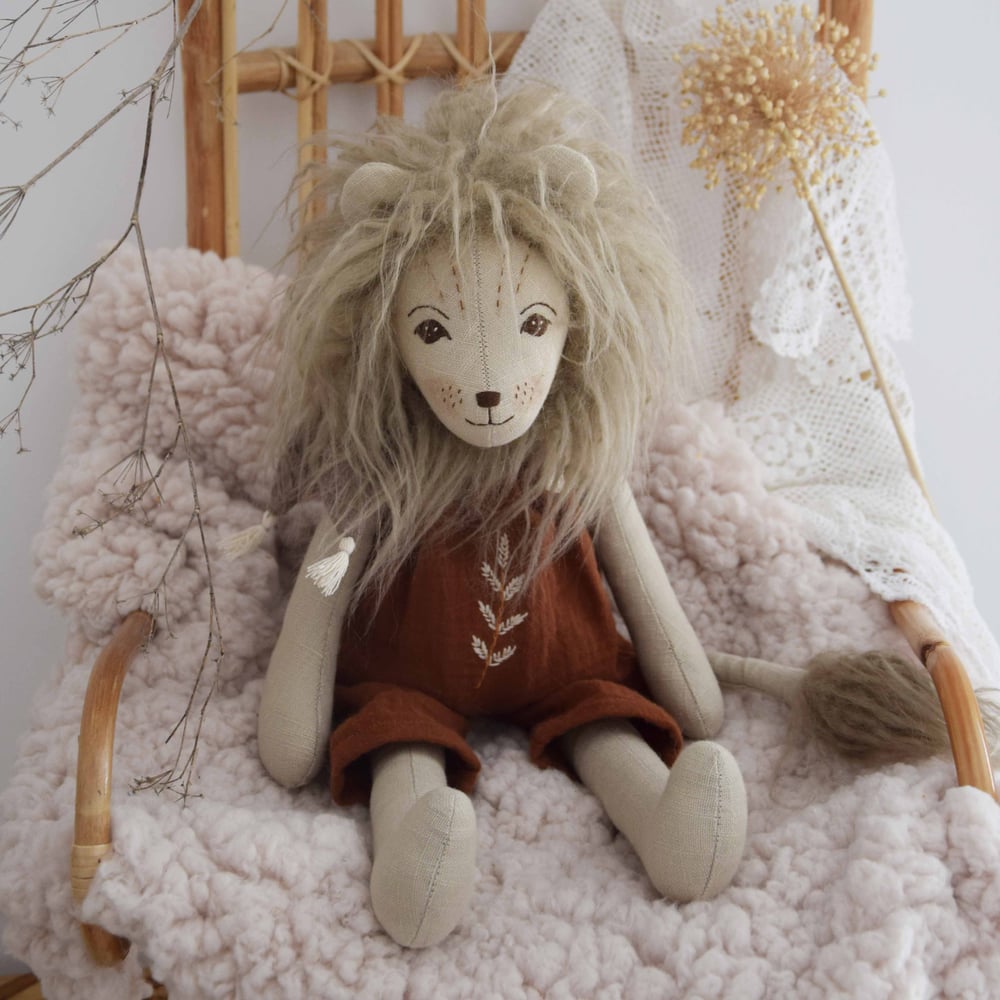 Image of Lion Phylémon sable feuillage