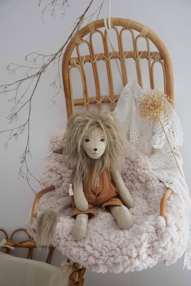 Image of Lion Phylémon sable graminée