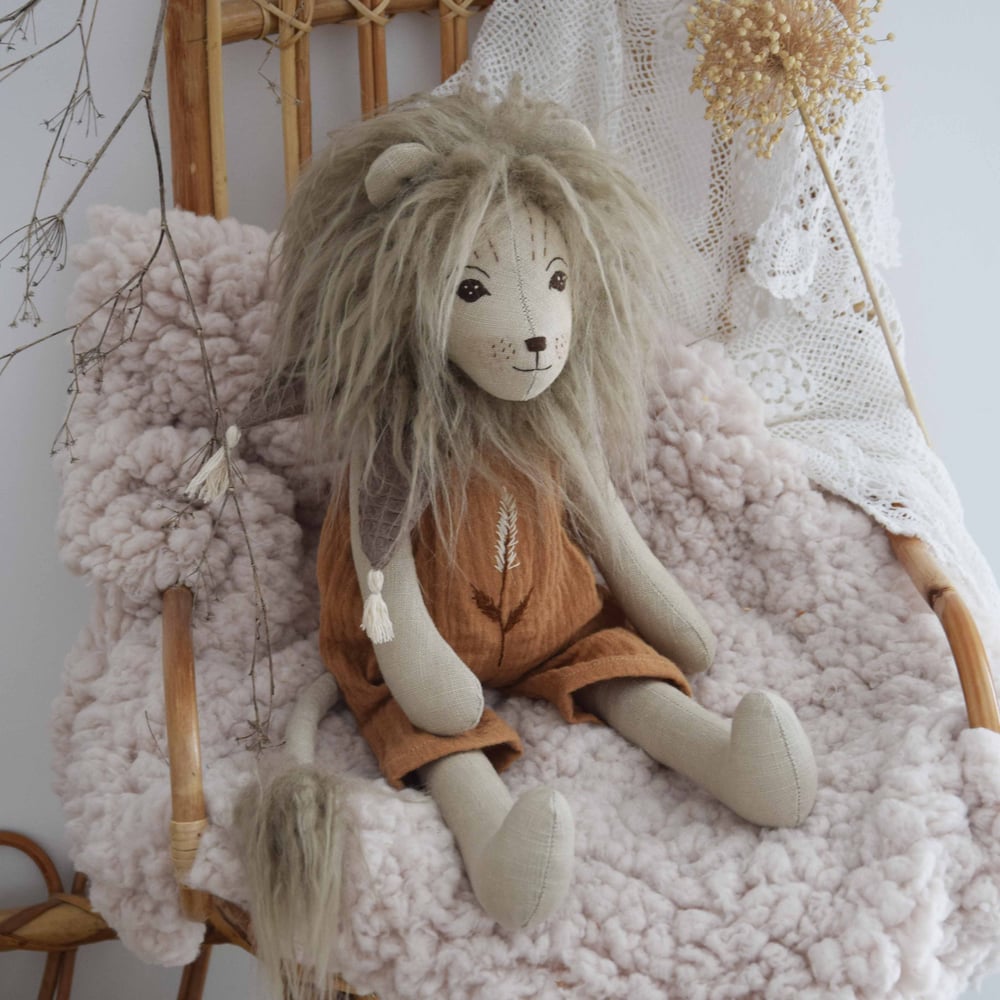 Image of Lion Phylémon sable graminée