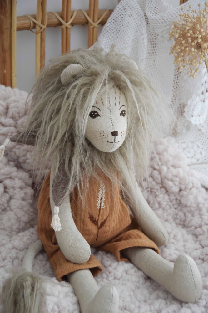 Image of Lion Phylémon sable graminée