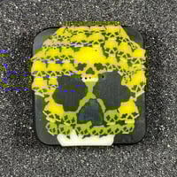 25mm x 25mm 10g pulled yellow multi skull of skulls design