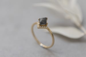 Image of 18ct Gold Rhombus Rose-cut Grey Diamond Ring (IOW194)