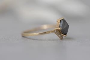 Image of 18ct Gold Rhombus Rose-cut Grey Diamond Ring (IOW194)