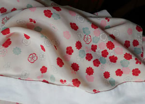 Image of Cremefarvet silkekimono med småblomster
