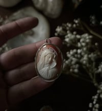 Image 1 of Superbe camée Vierge Marie, monture en argent broche et pendentif, début 1900