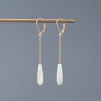 Image 3 of Boucles d'oreilles pendantes goutte nacre blanche chaîne gold filled 