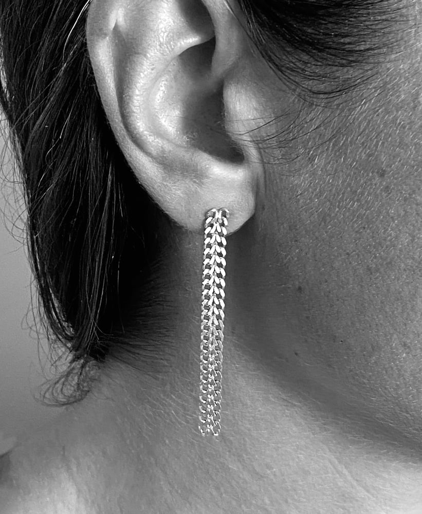 ILLUMINATING THE FARTHEST AND TINIEST OF CREVICES

This earpiece is the definition of femininity. 
Elegantly playing with the slightest movement, suspends a series of chain links that drip down elegantly from the lobes.

It's a clean fine line composed with pure sterling silver slim woven structure chain.
It captures the mood of the moment, letting them add a distinctive finish to any look.
