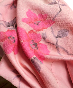 Image of Rosa kimono af pink fersken blomster