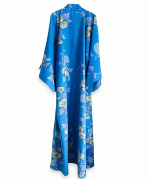 Image of Blå kimono af bomuld med trumpetblomster