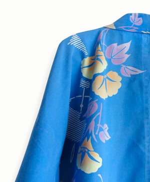 Image of Blå kimono af bomuld med trumpetblomster