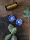 Boucles d'oreille fleur bleue 