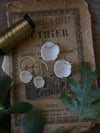 Boucles d'oreille petite fleur blanche