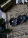 Boucles d'oreilles fleur noire