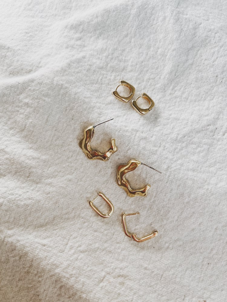 Image of wavy small hoops 