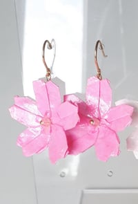 Image 5 of Boucles d'oreille SAKURA Rose tendre  ou Rose Malabar- Petite ou grande fleur