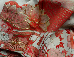 Image of Silkekimono med rødlige blomster og blade