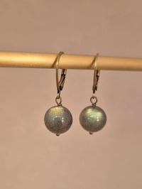 Image 2 of Boucles d'oreilles dormeuses labradorite 