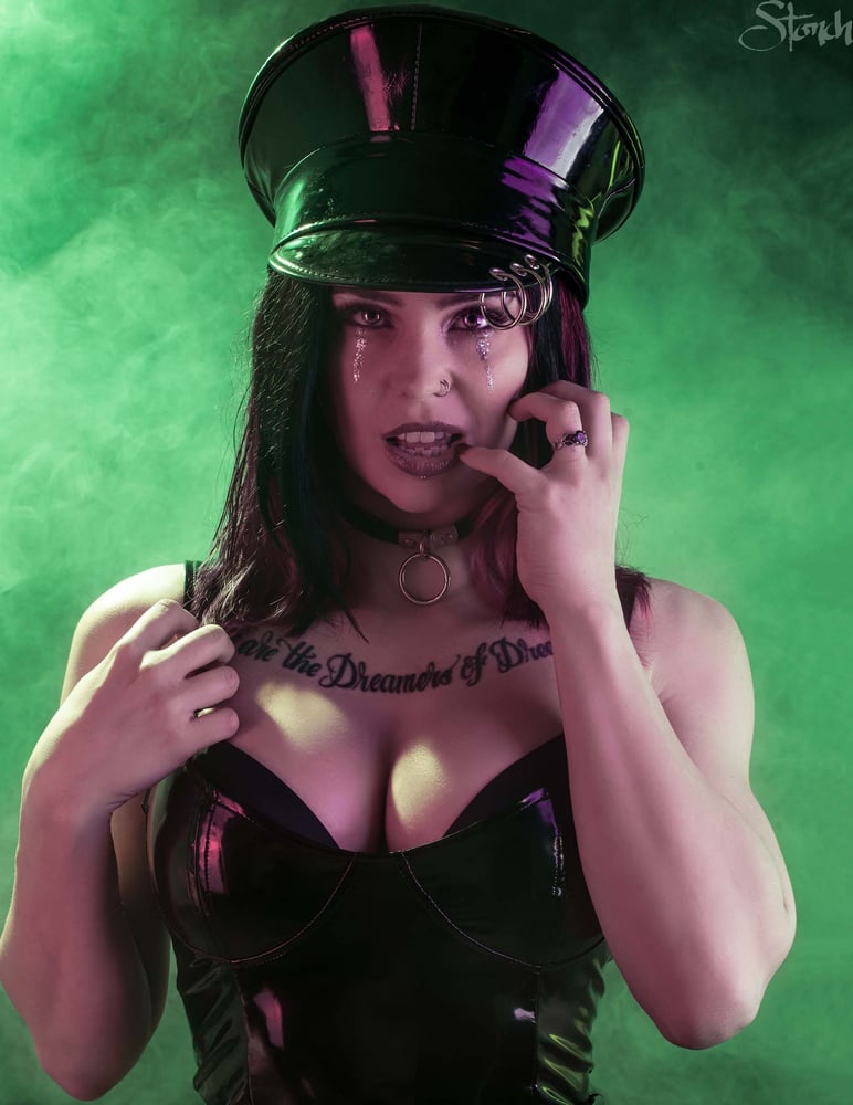 Image of 8x10- Domme