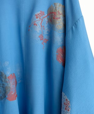 Image of Kort kimono af dyb dueblå silke med rosetter