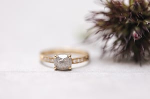 Image of 18ct gold pale grey oval rose-cut diamond ring (IOW120)