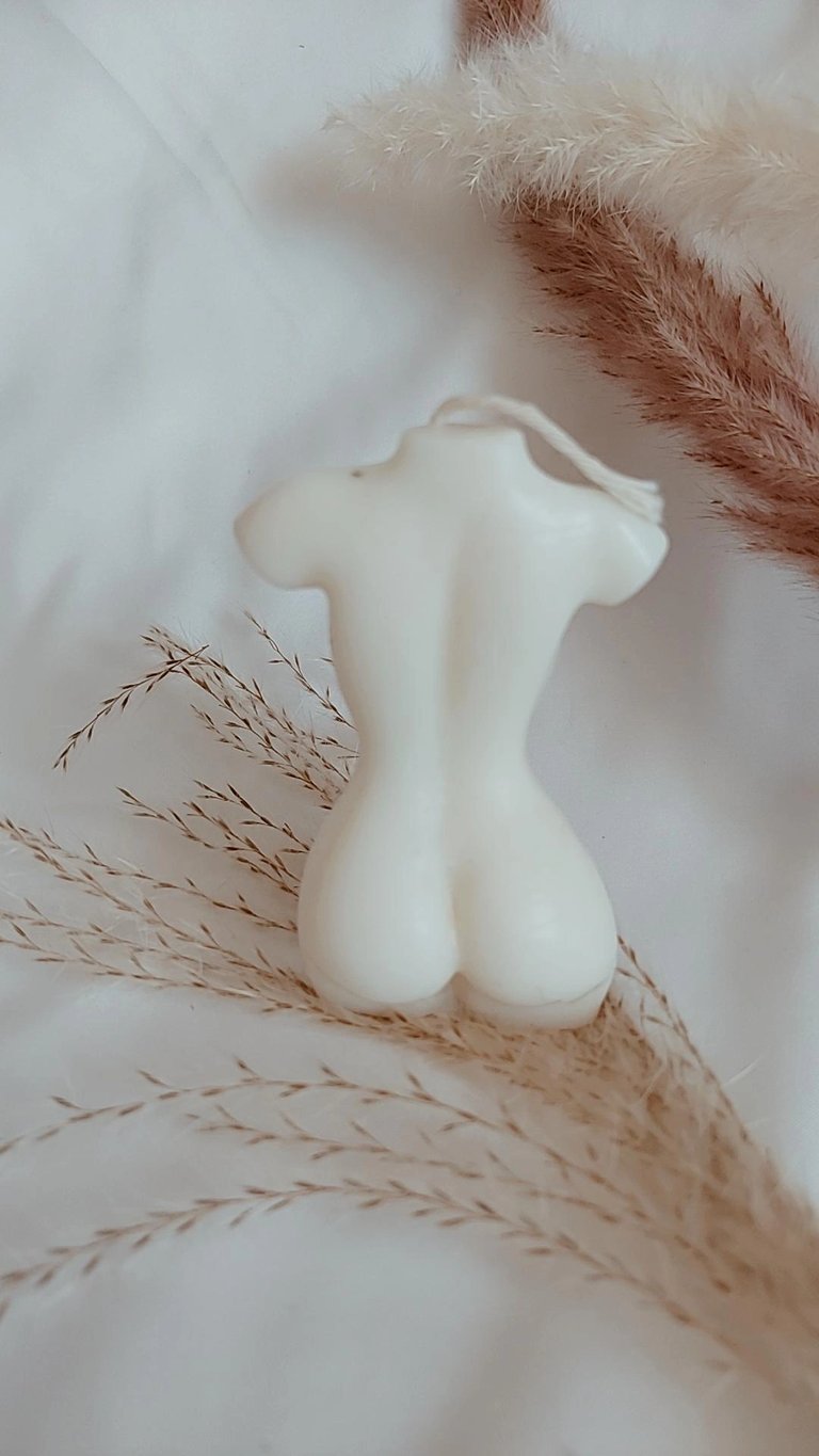 VENUS FEMALE TORSO CANDLE Image 3