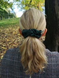 Image 3 of Green (blue shadow) scrunchie 4