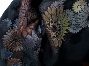 Image of Sort kort kimono af silke med metalliske blomster