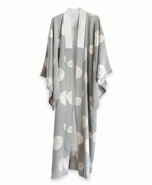 Image of Kimono af silke - grå med shibori indfarvninger