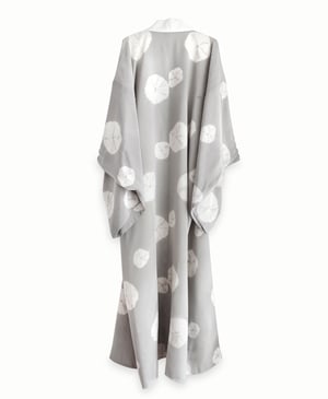 Image of Forsvundet! Kimono af silke - grå med shibori indfarvninger