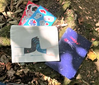 Image 1 of PRE-COMMANDE - PACK Cahier, trousse, stickers - THE SIMONES X ADOLIE