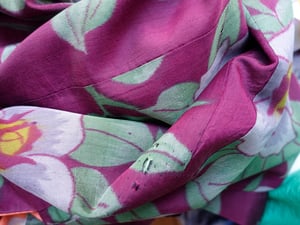 Image of Kort kimono af blommefarvet silke med kamelia blomster - vendbar / 'Too Fairy' 