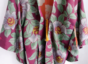 Image of Kort kimono af blommefarvet silke med kamelia blomster - vendbar / 'Too Fairy' 