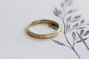 Image of 18ct gold 2mm laurel leaf and milled edge engraved