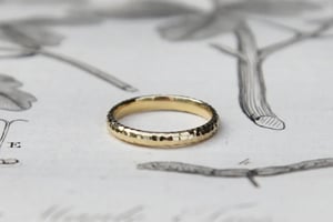 Image of 18ct gold 2.5mm faceted ring