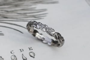 Image of 18ct white gold 4mm laurel leaf carved ring